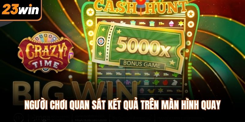 Người chơi quan sát kết quả trên màn hình quay